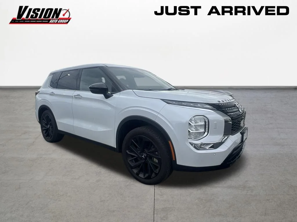 Used 2022  Mitsubishi SE image 2