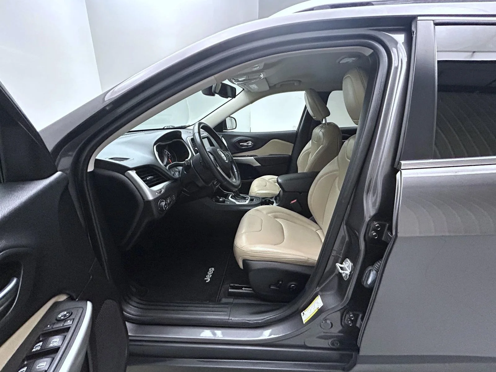 Used 2018 Gray Jeep Limited image 10
