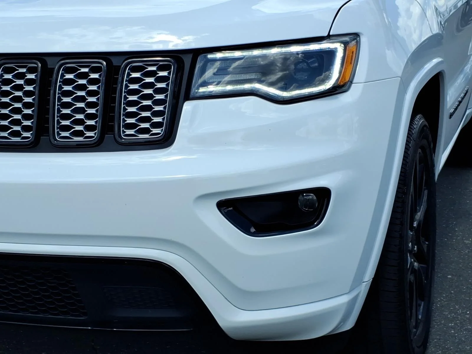 Used 2020 Bright White Clearcoat Jeep Altitude image 15