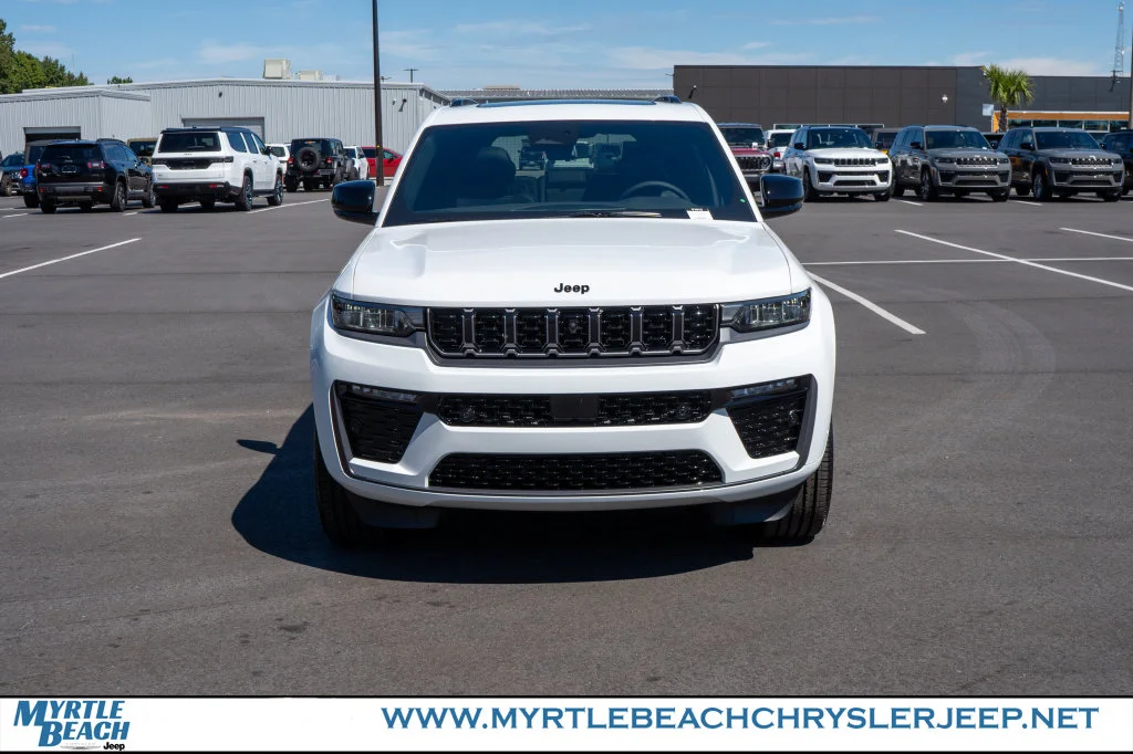 New 2027 Bright White Clear-Coat Paint Jeep Limited image 9