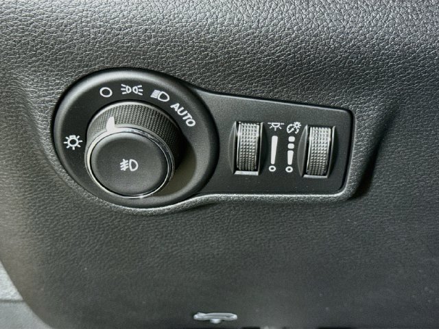 New 2026 Diamond Black Crystal Pearl-Coat Exterior Paint Jeep Latitude image 10