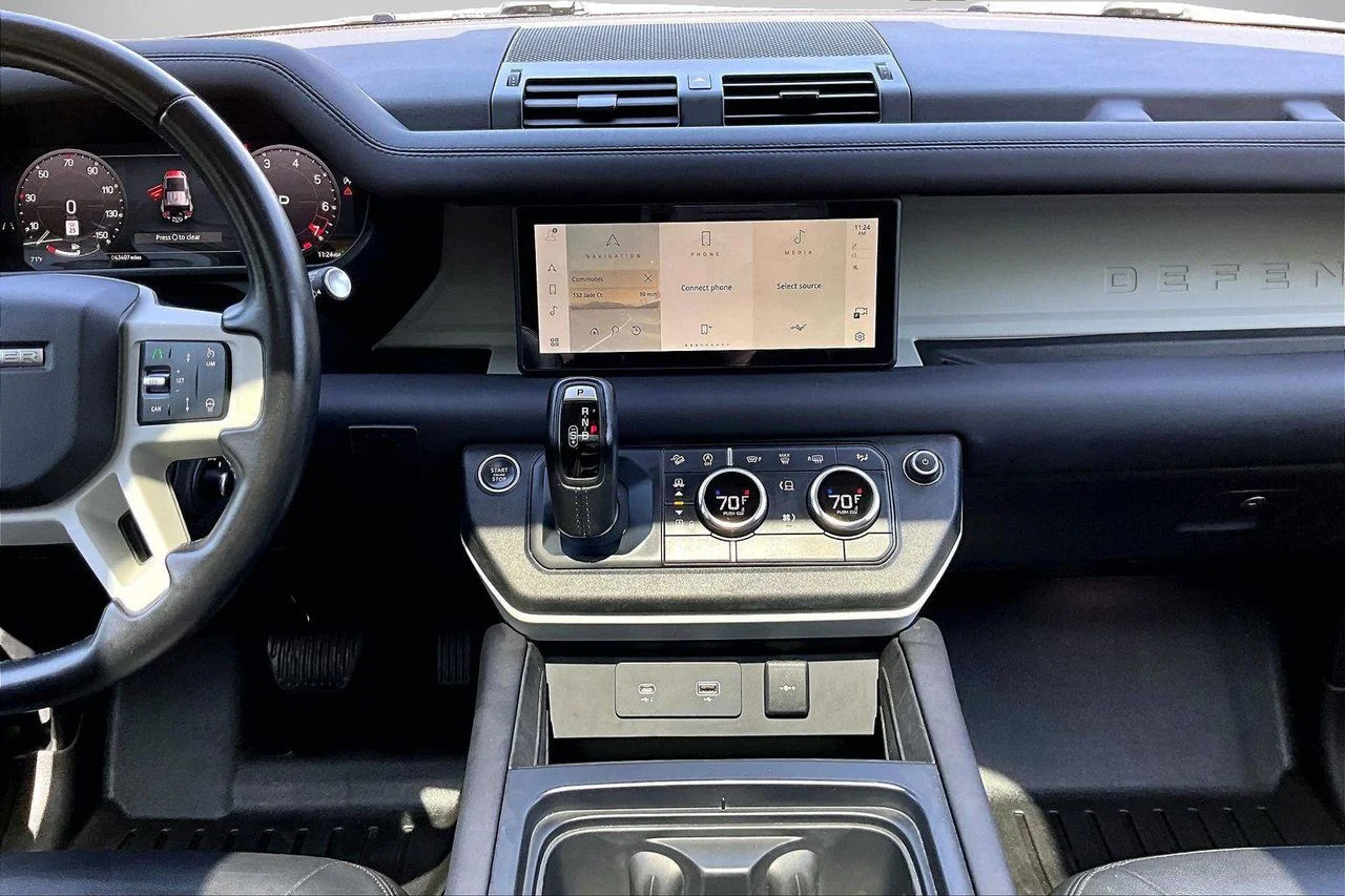 Used 2024  Land Rover S image 12