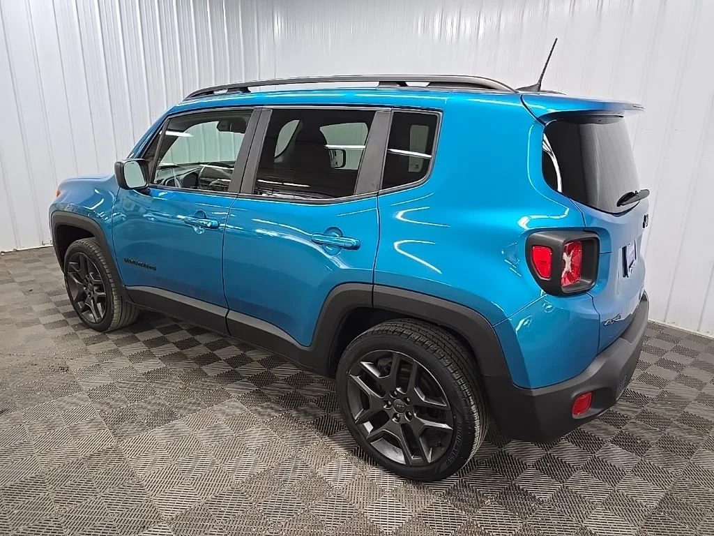 Used 2021 Bikini Metallic Clearcoat Jeep Latitude image 9