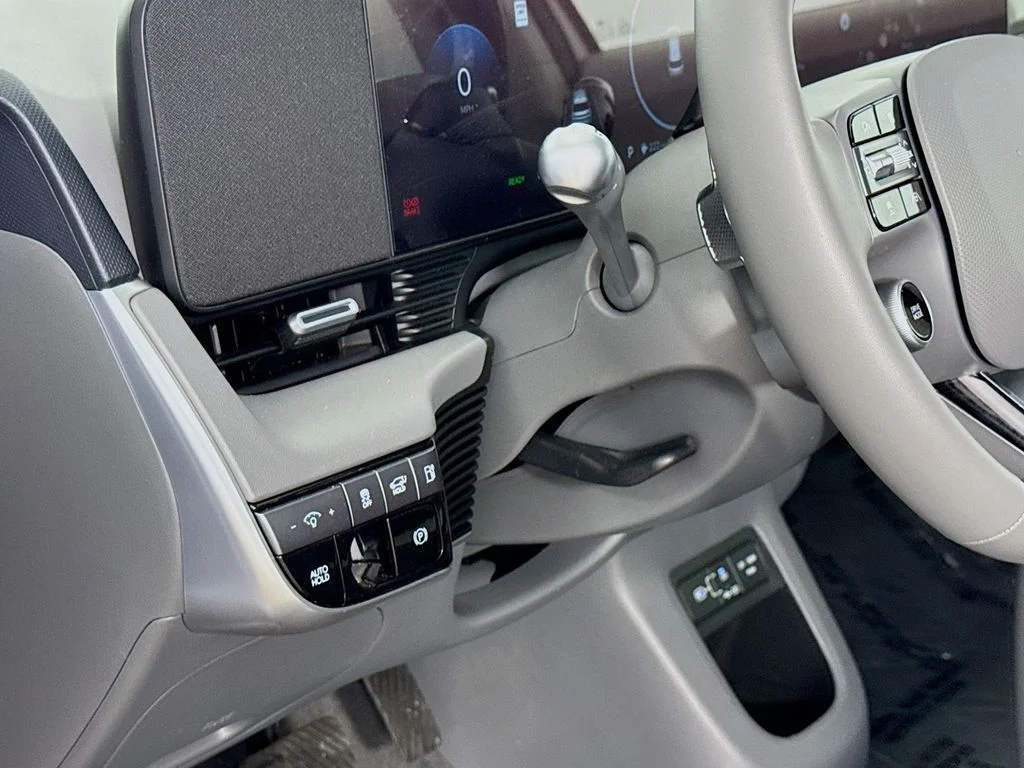 Used 2025 White Hyundai SEL image 10