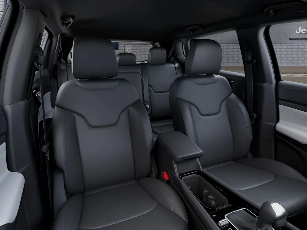 New 2026 Diamond Black Crystal Pearl-Coat Exterior Paint Jeep Limited image 16