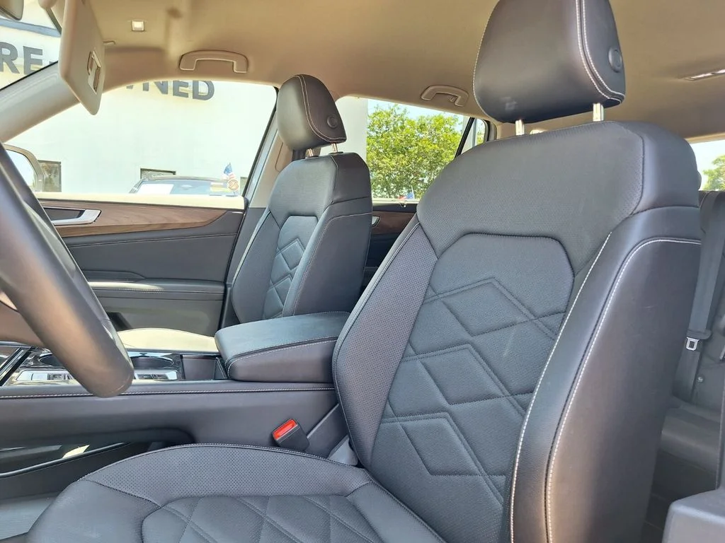 Used 2025  Volkswagen 2.0T SE w/Technology image 21