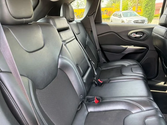 Used 2019 Black Jeep Latitude Plus image 28