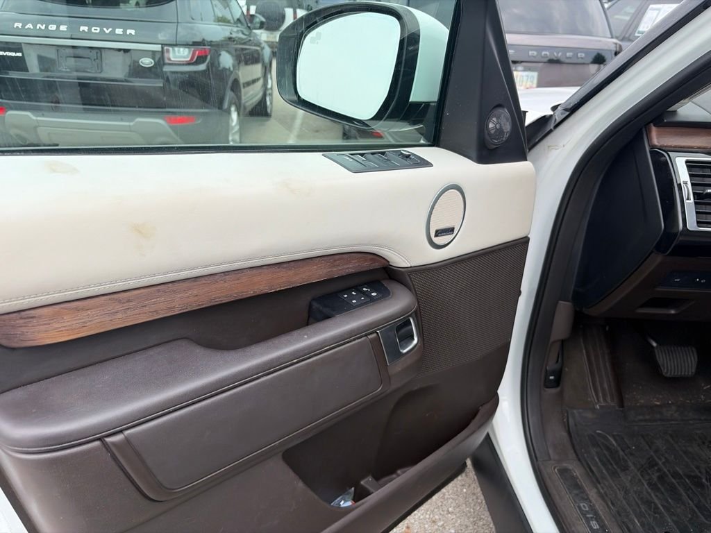 Used 2018 Fuji White Land Rover HSE Luxury image 12