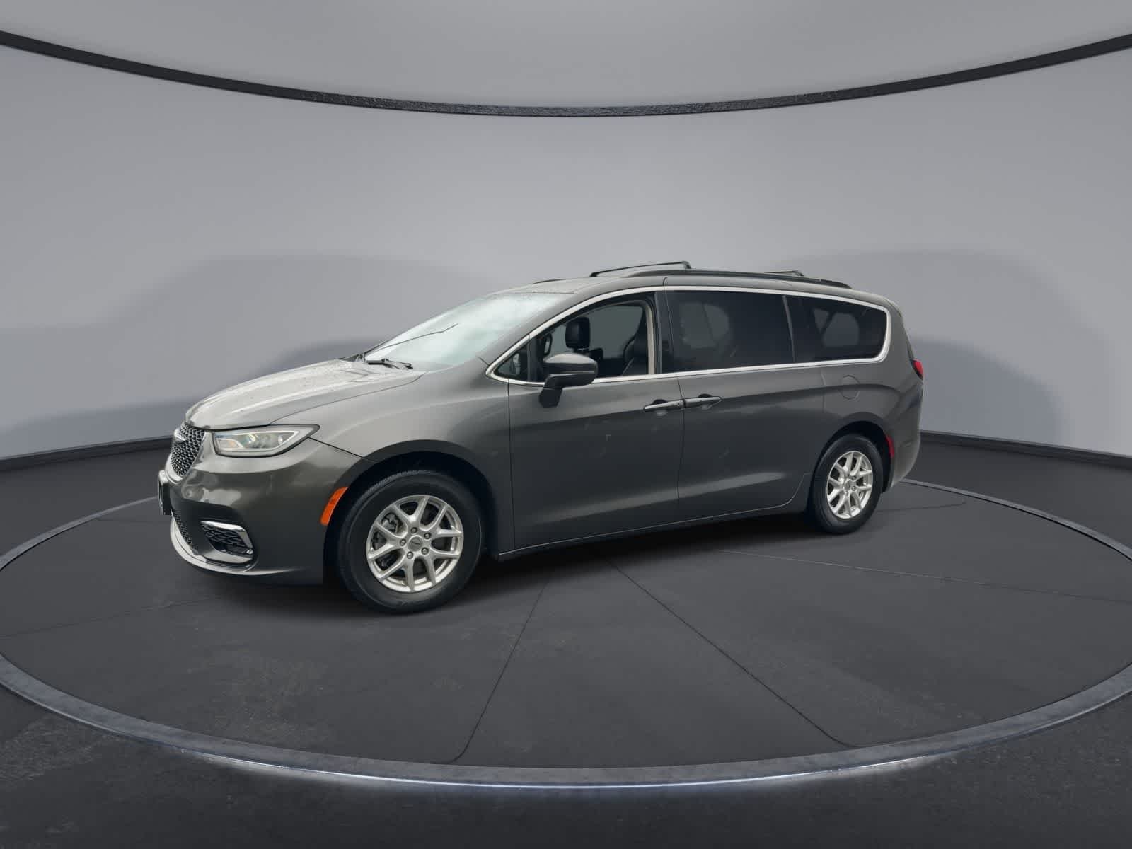 Used 2022 Granite Crystal Metallic Clearcoat Chrysler Touring L image 4