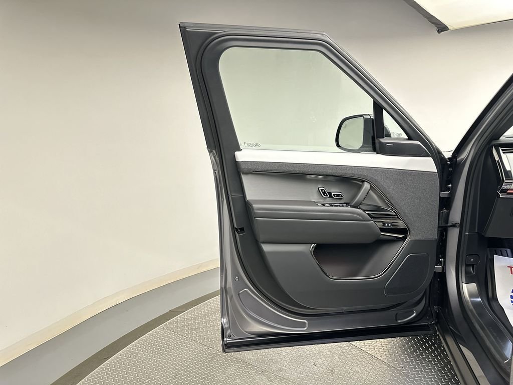 Used 2024  Land Rover Dynamic SE image 14