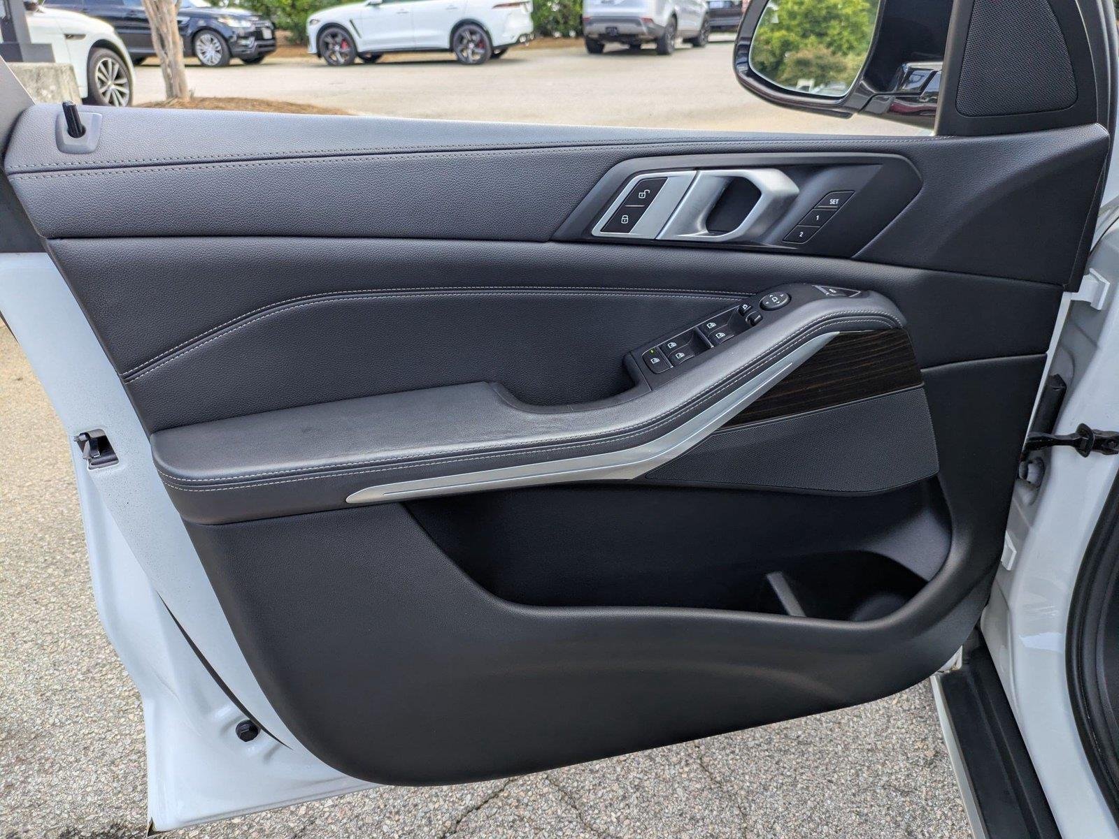 Used 2019 Mineral White Metallic BMW xDrive40i image 11
