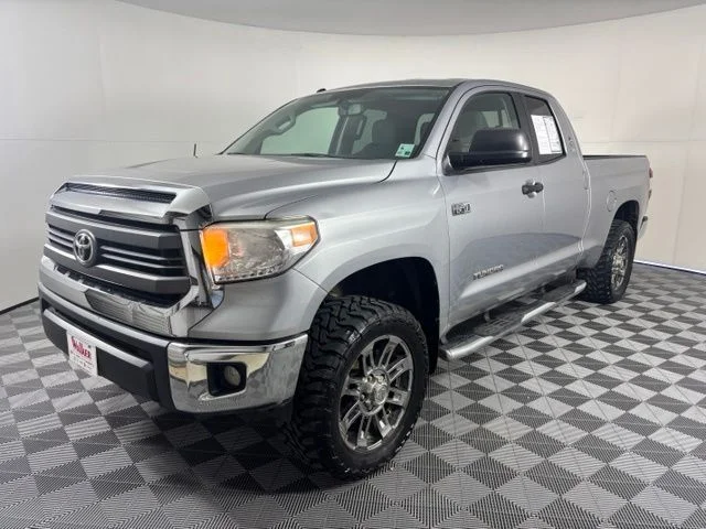 Used 2015 Silver Toyota SR5 image 3