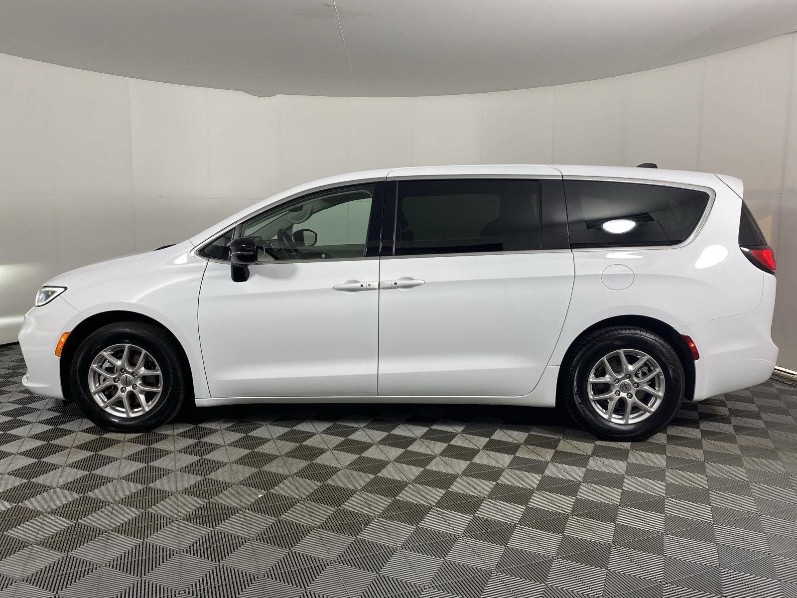 Used 2024 Bright White Clearcoat Chrysler Touring L image 13