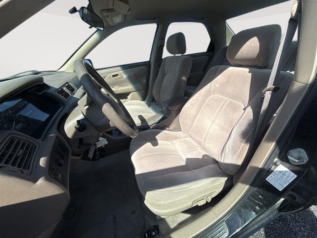 Used 1999 Black Toyota LE image 3