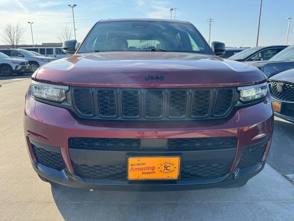 Used 2023 Red Jeep Altitude image 9