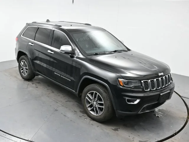 Used 2017 Diamond Black Crystal Pearlcoat Jeep Limited image 17