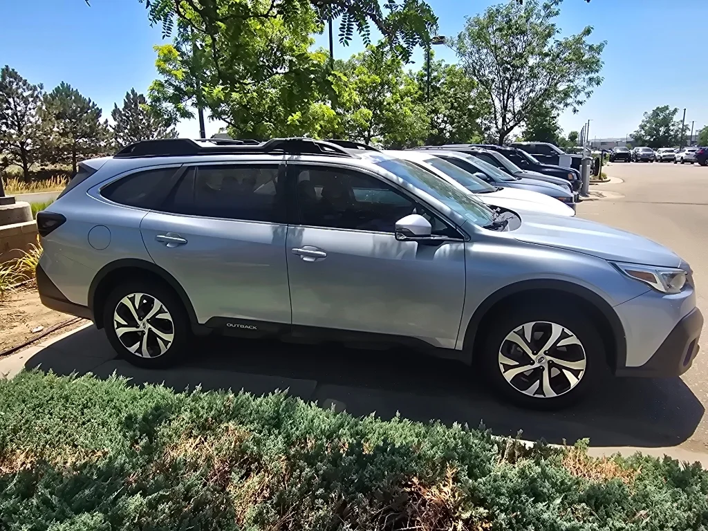 Used 2021 Ice Silver Metallic Subaru Limited image 17