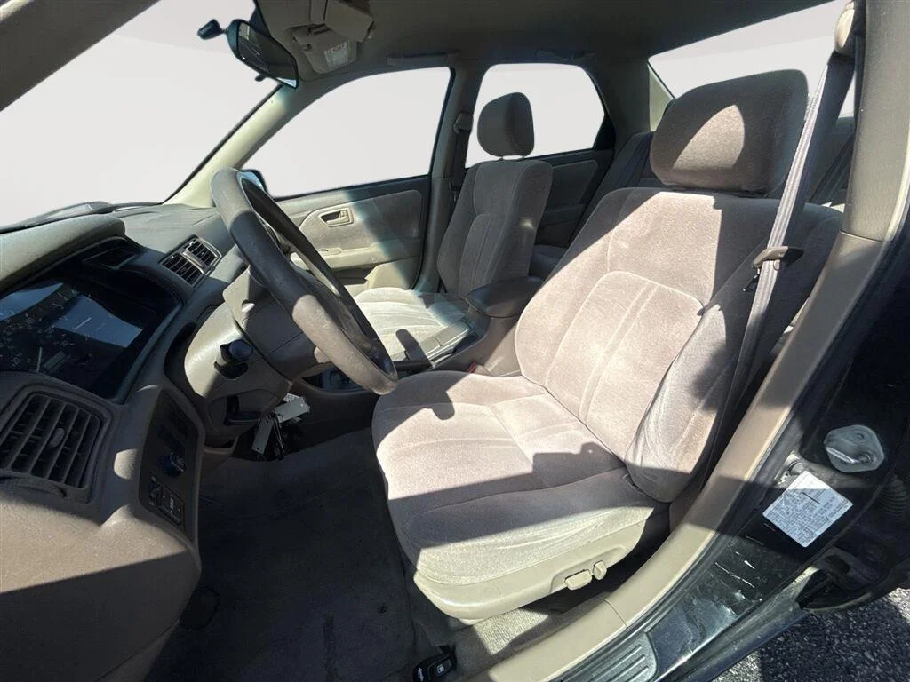 Used 1999 Black Toyota LE image 3