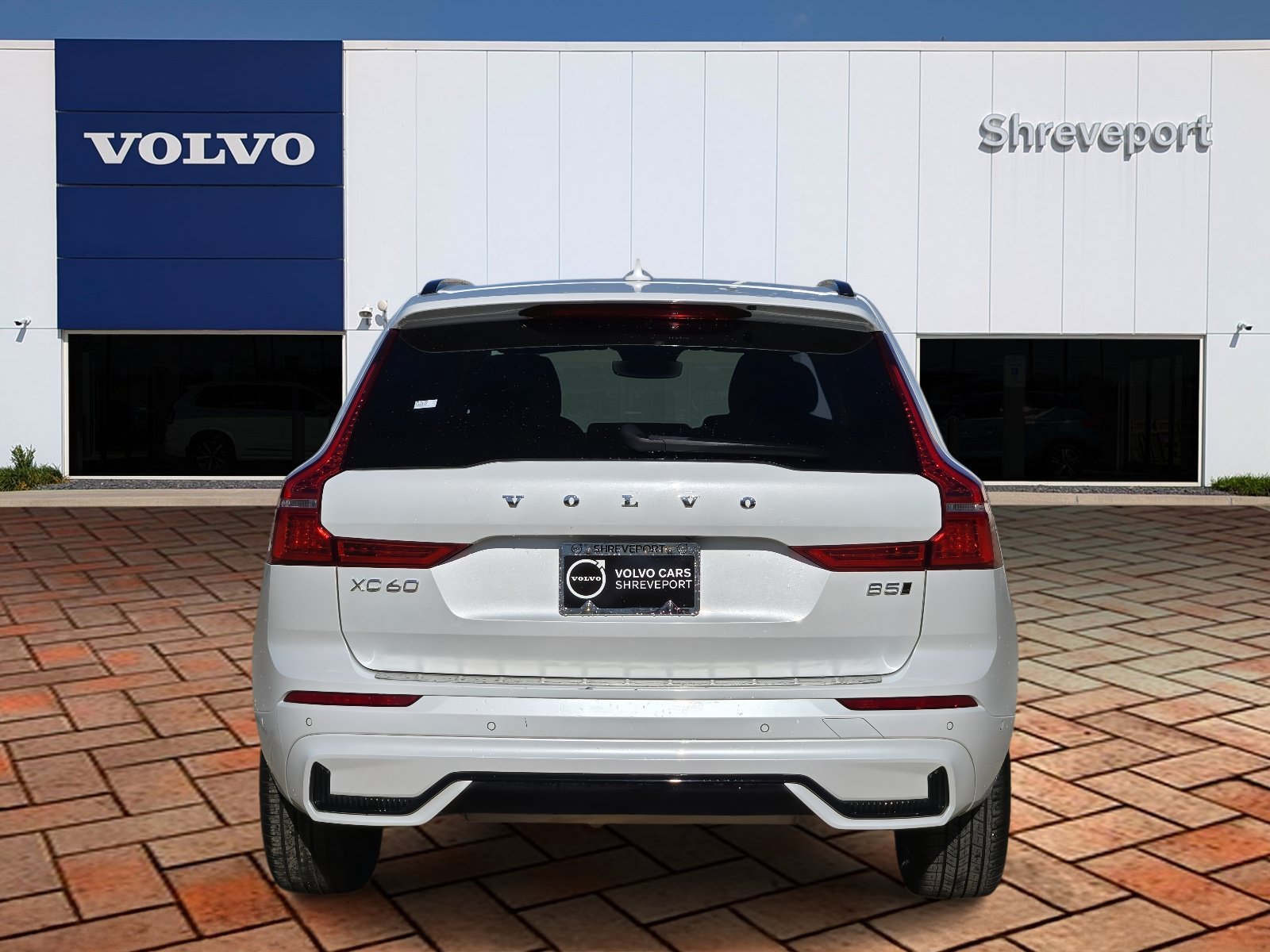 Used 2024 Crystal White Metallic Volvo Plus Dark Theme image 5