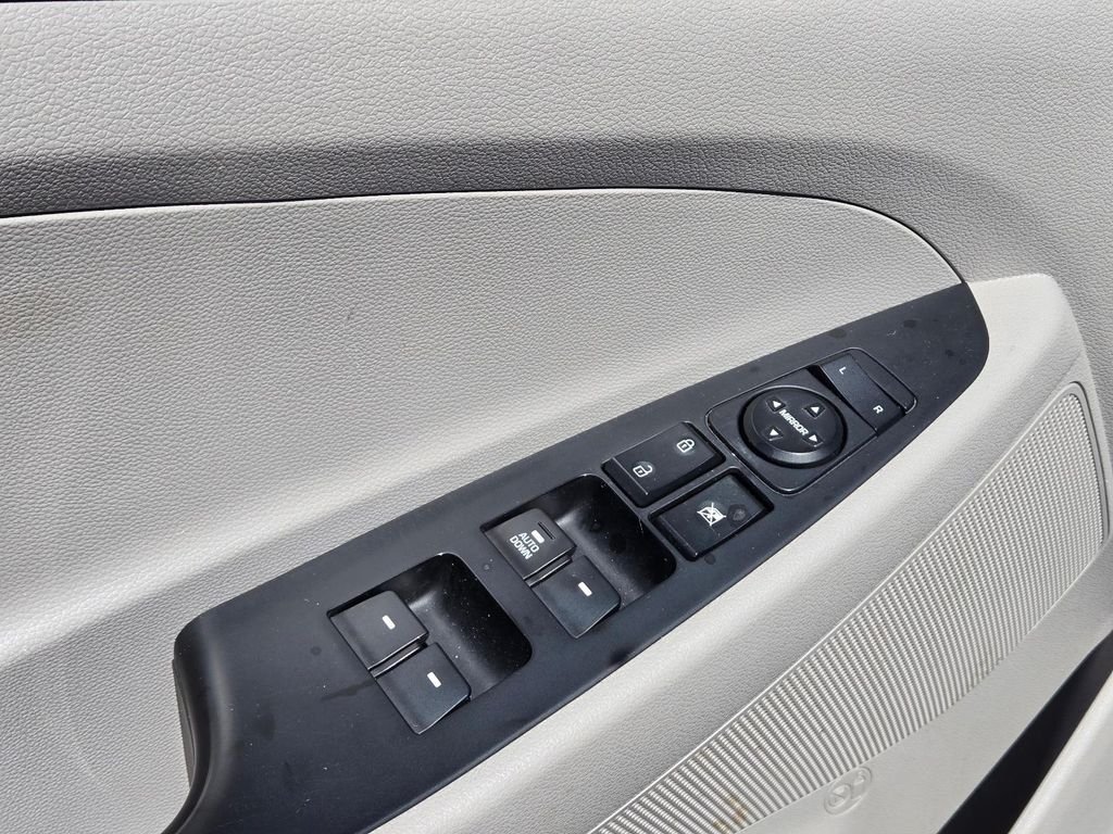 Used 2019 White Hyundai SE image 14