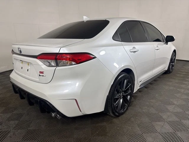 Used 2025 Pearl Toyota SE image 3