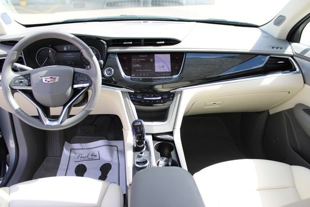 Used 2025 Silver Cadillac Premium Luxury image 27