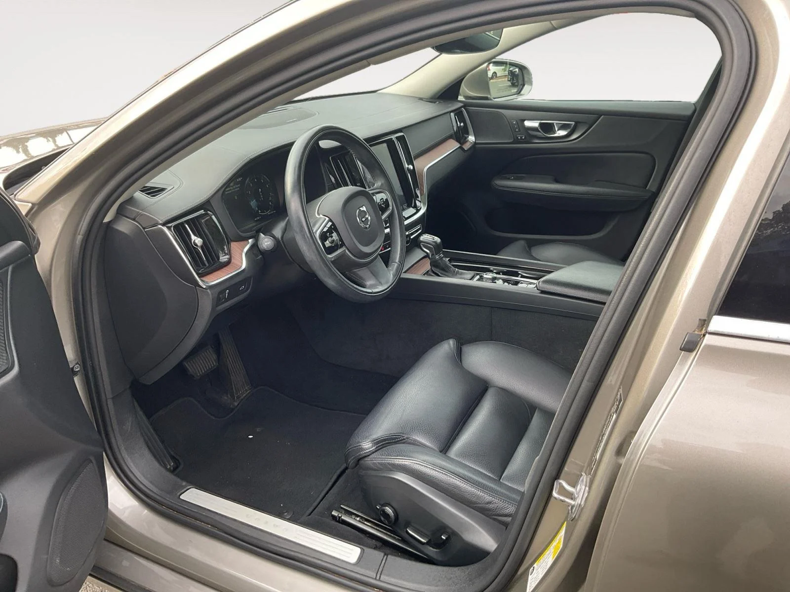 Used 2019 Pebble Grey Metallic Volvo Inscription image 9