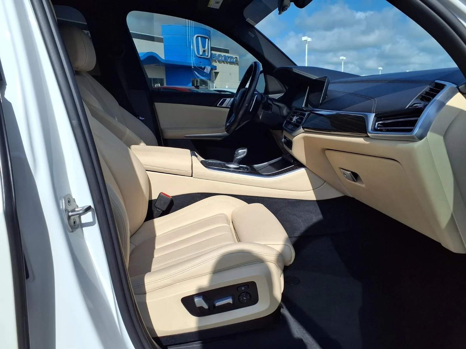 Used 2021 White BMW sDrive40i image 14