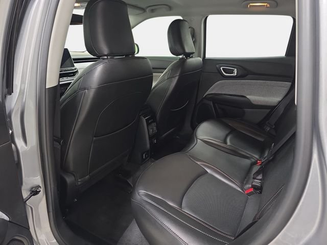 Used 2022 Silver Jeep Latitude Lux image 12
