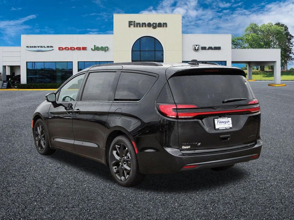New 2027 Diamond Black Crystal Pearl-Coat Exterior Paint Chrysler Limited image 4