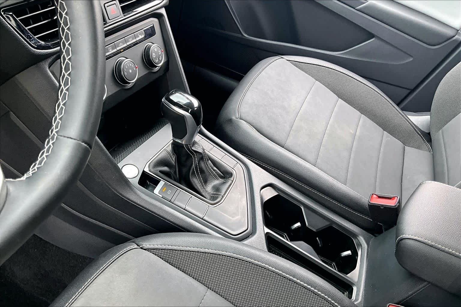 Used 2022 Dusk Blue Metallic Volkswagen SE image 15