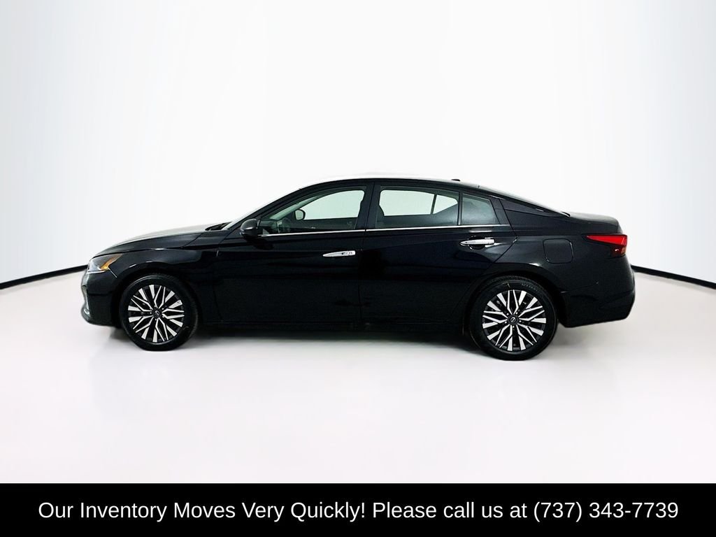 Used 2025 Super Black Clearcoat Nissan 2.5 SV image 4