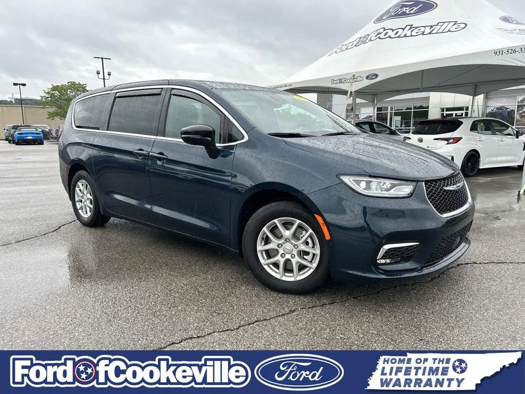 2025 Chrysler Pacifica Select's photo