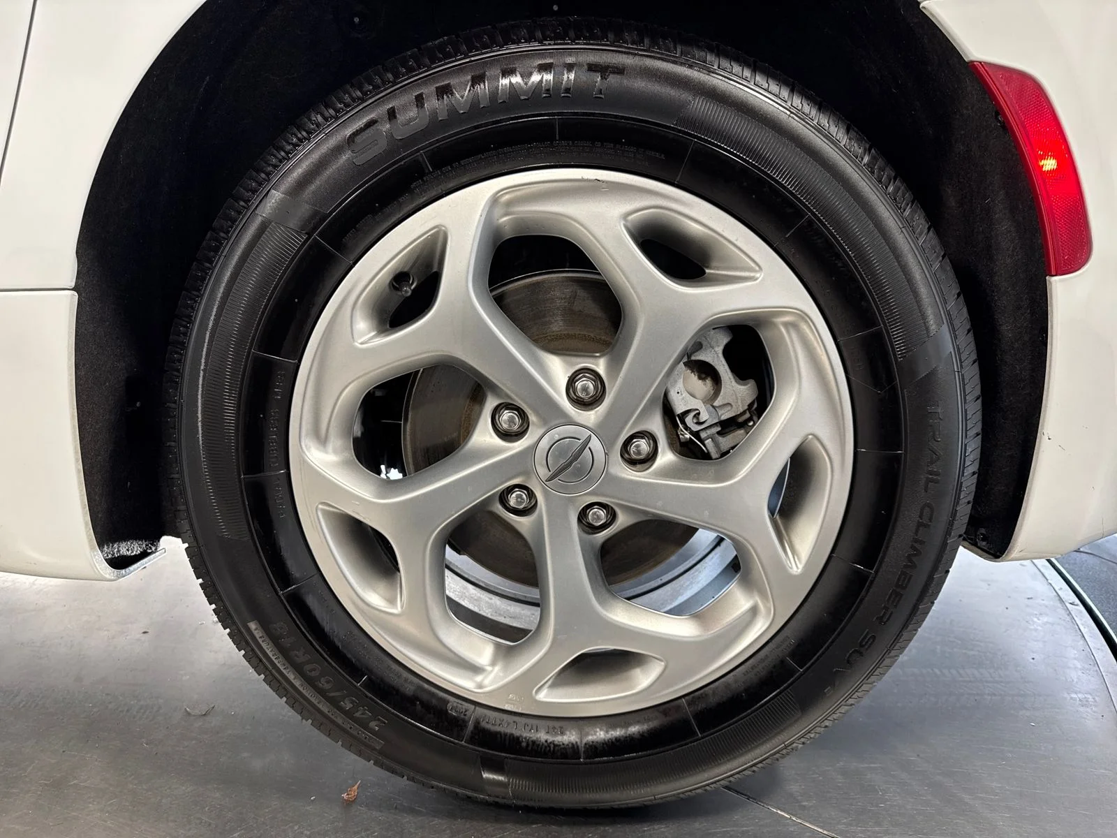 Used 2023 Bright White Clearcoat Chrysler Limited image 15