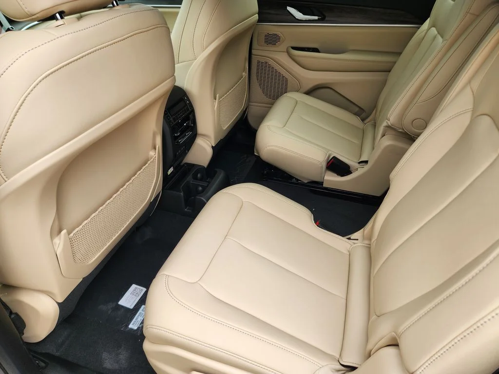 New 2026 Bright White Clear-Coat Exterior Paint Jeep Limited image 19