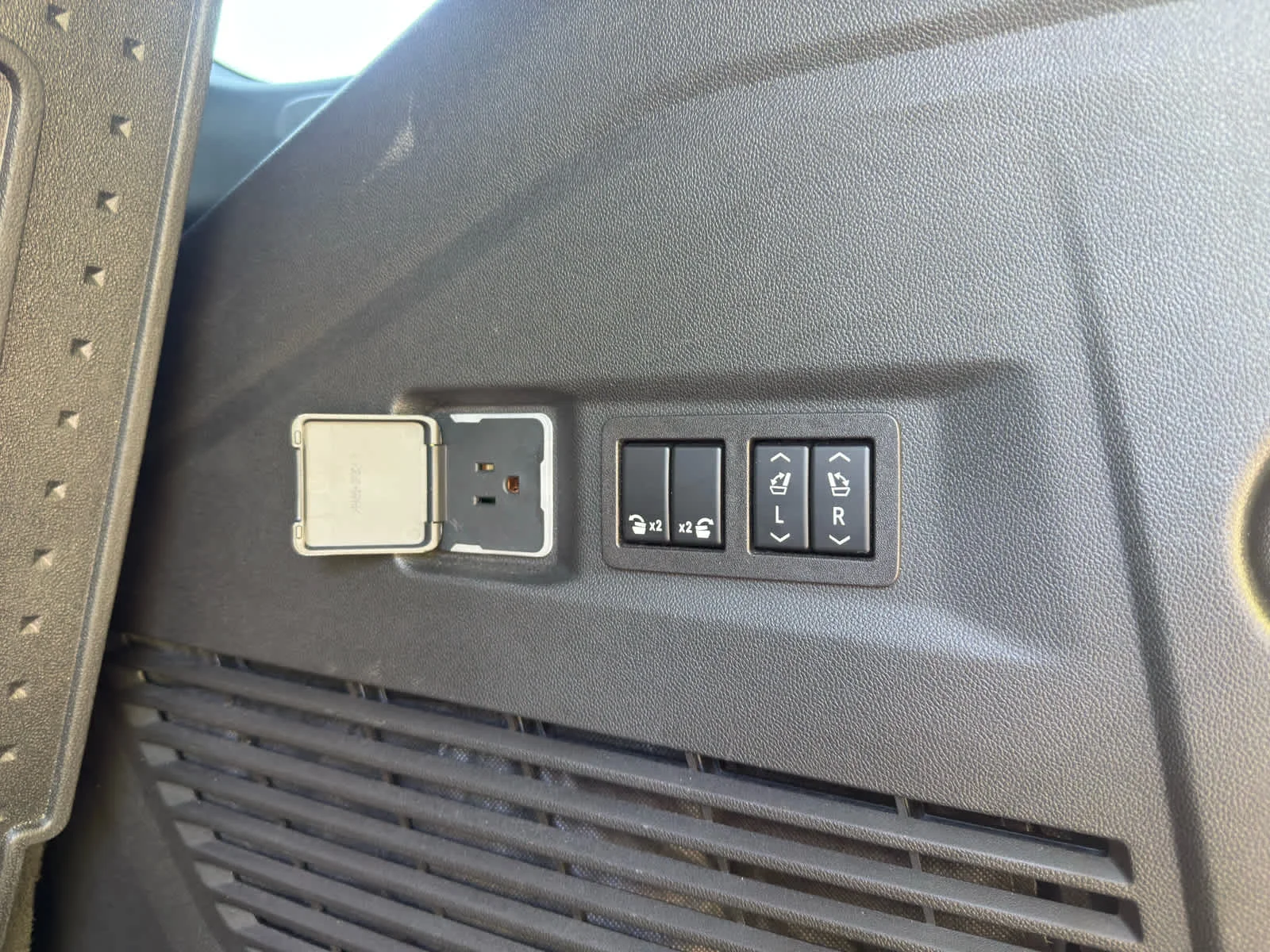 Used 2023 Black Chevrolet High Country image 13