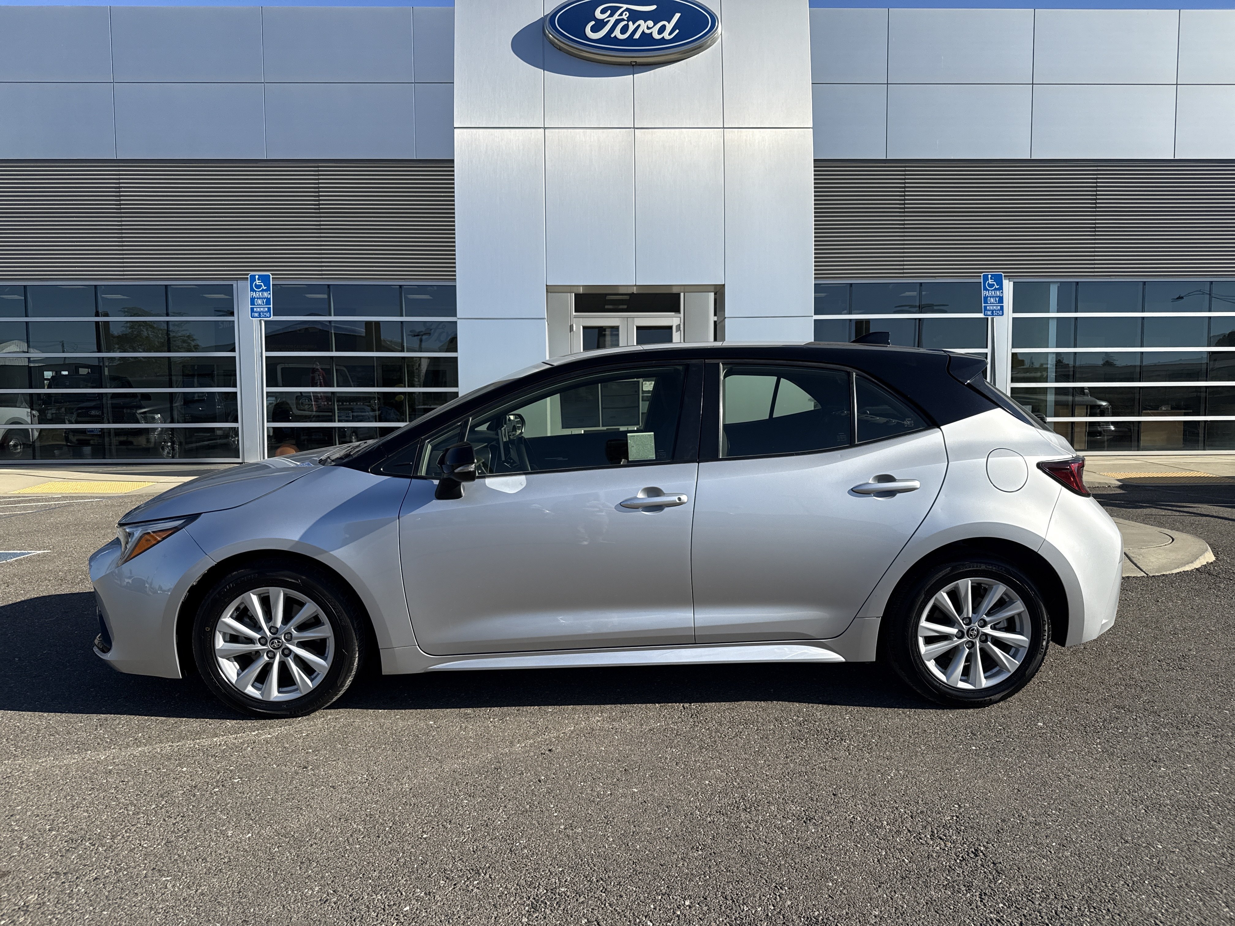 Certified Used 2023 Classic Silver / Midnight Black Metallic Toyota SE image 2