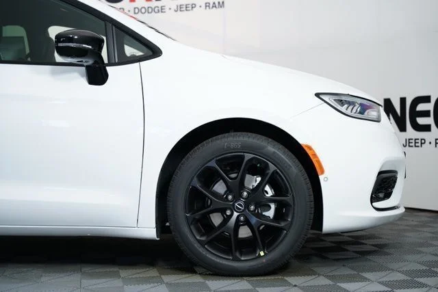 New 2026 Bright White Clear-Coat Exterior Paint Chrysler Limited image 42