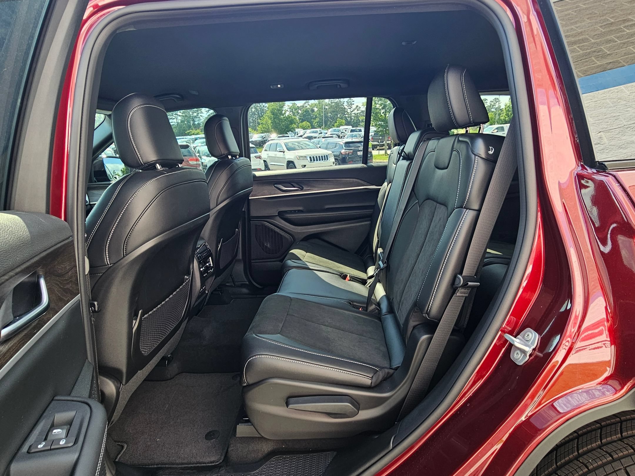 New 2026 Velvet Red Pearl-Coat Exterior Paint Jeep Laredo Altitude image 23