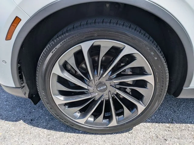 Used 2022 White Metallic Lincoln Reserve image 11