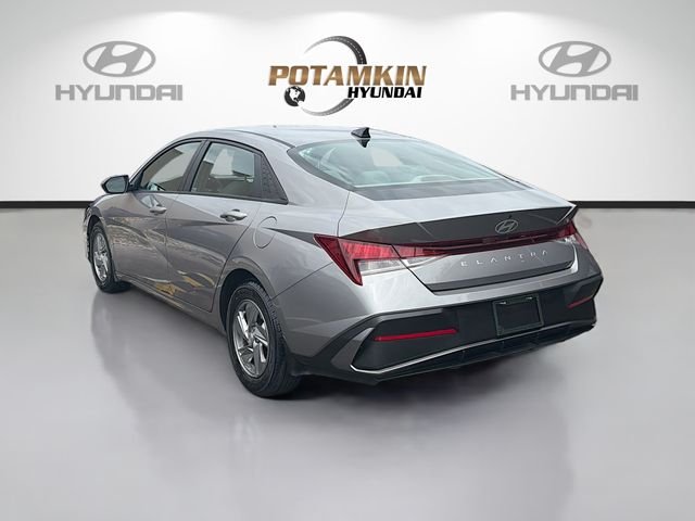 Used 2024 Silver Hyundai SE image 7