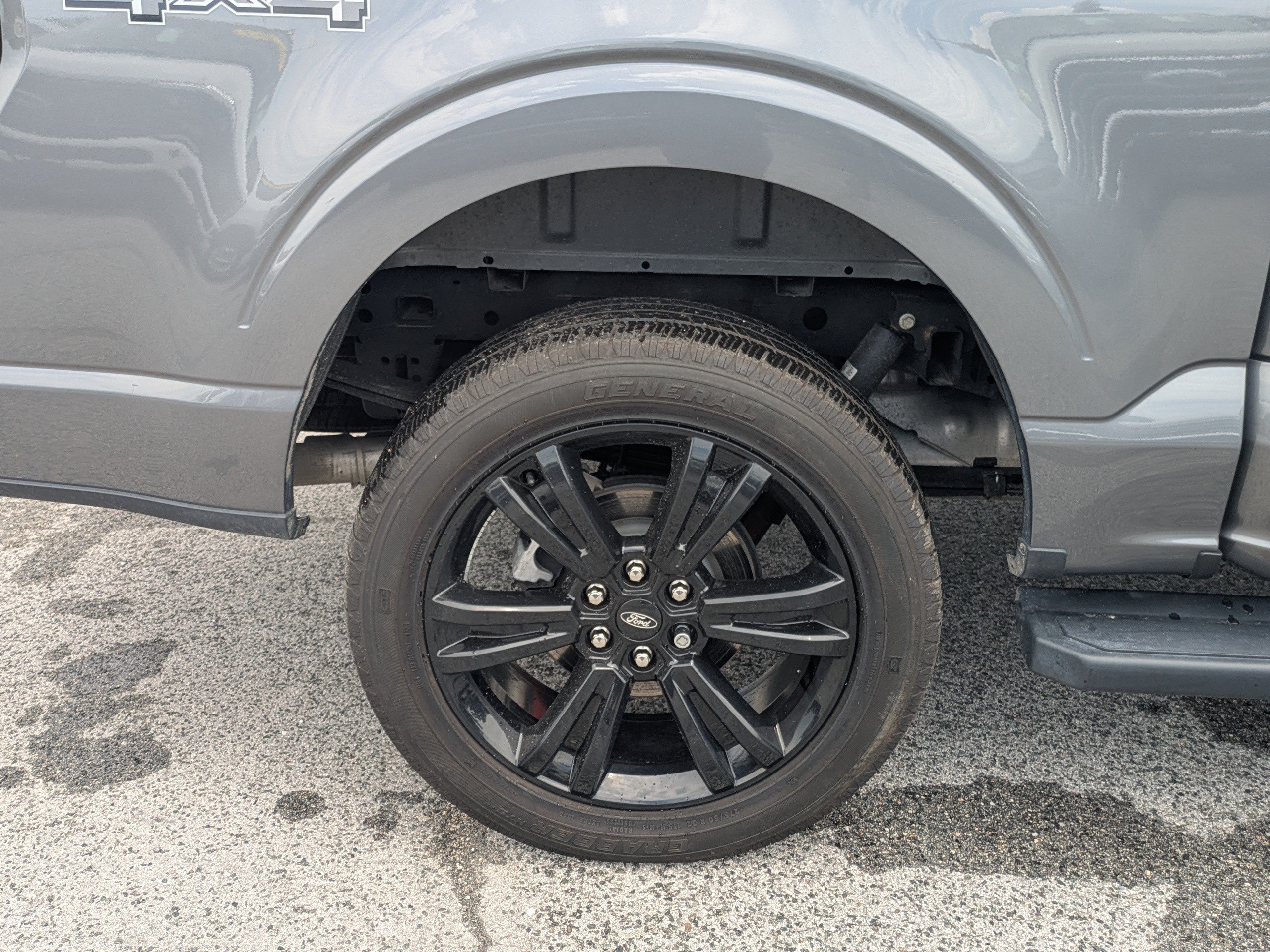 Used 2024  Ford LARIAT image 11