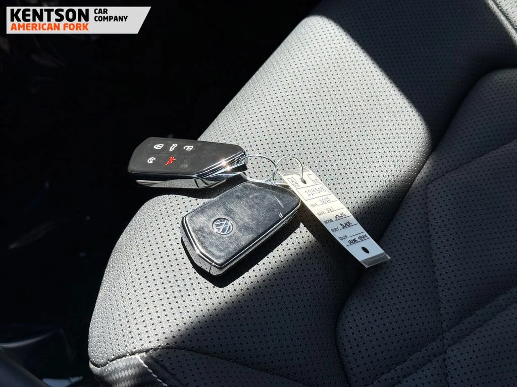 Used 2025 Black Volkswagen 2.0T SE w/Technology image 33