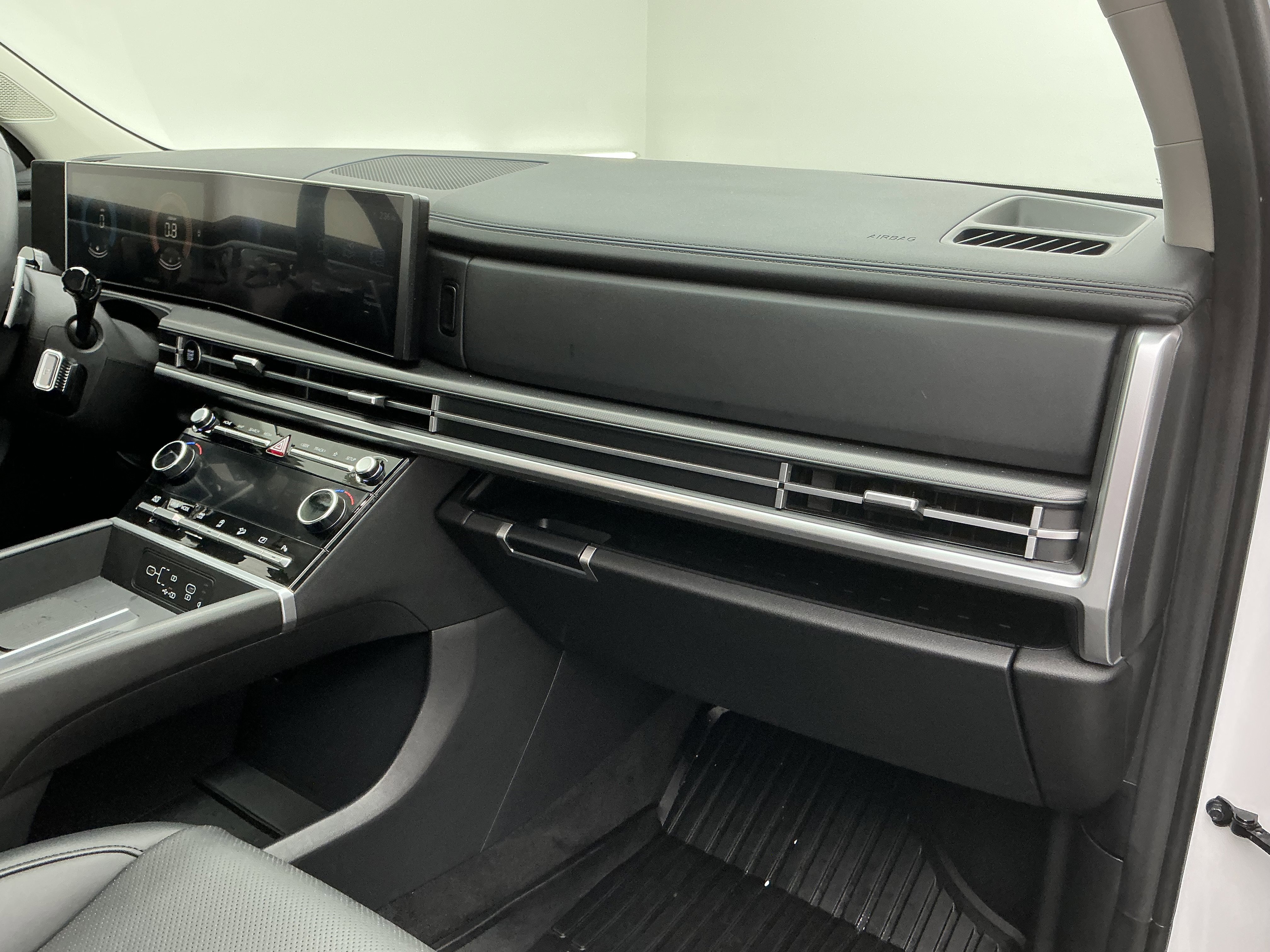 Used 2025 Serenity White Hyundai SEL image 24