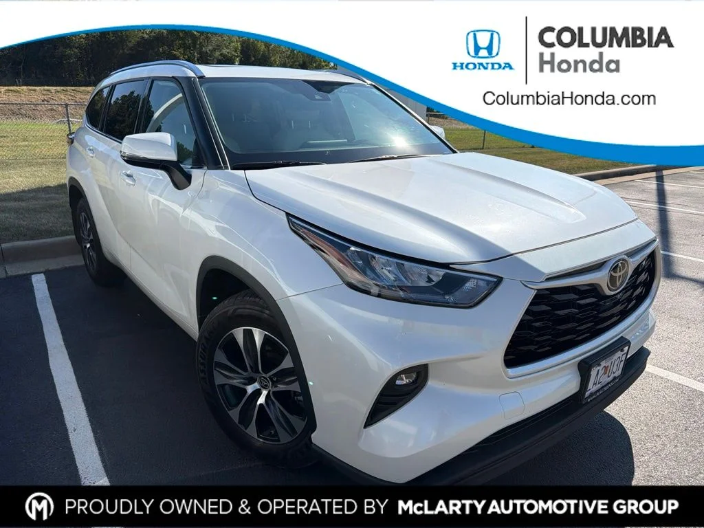 Used 2020 White Toyota XLE image 1
