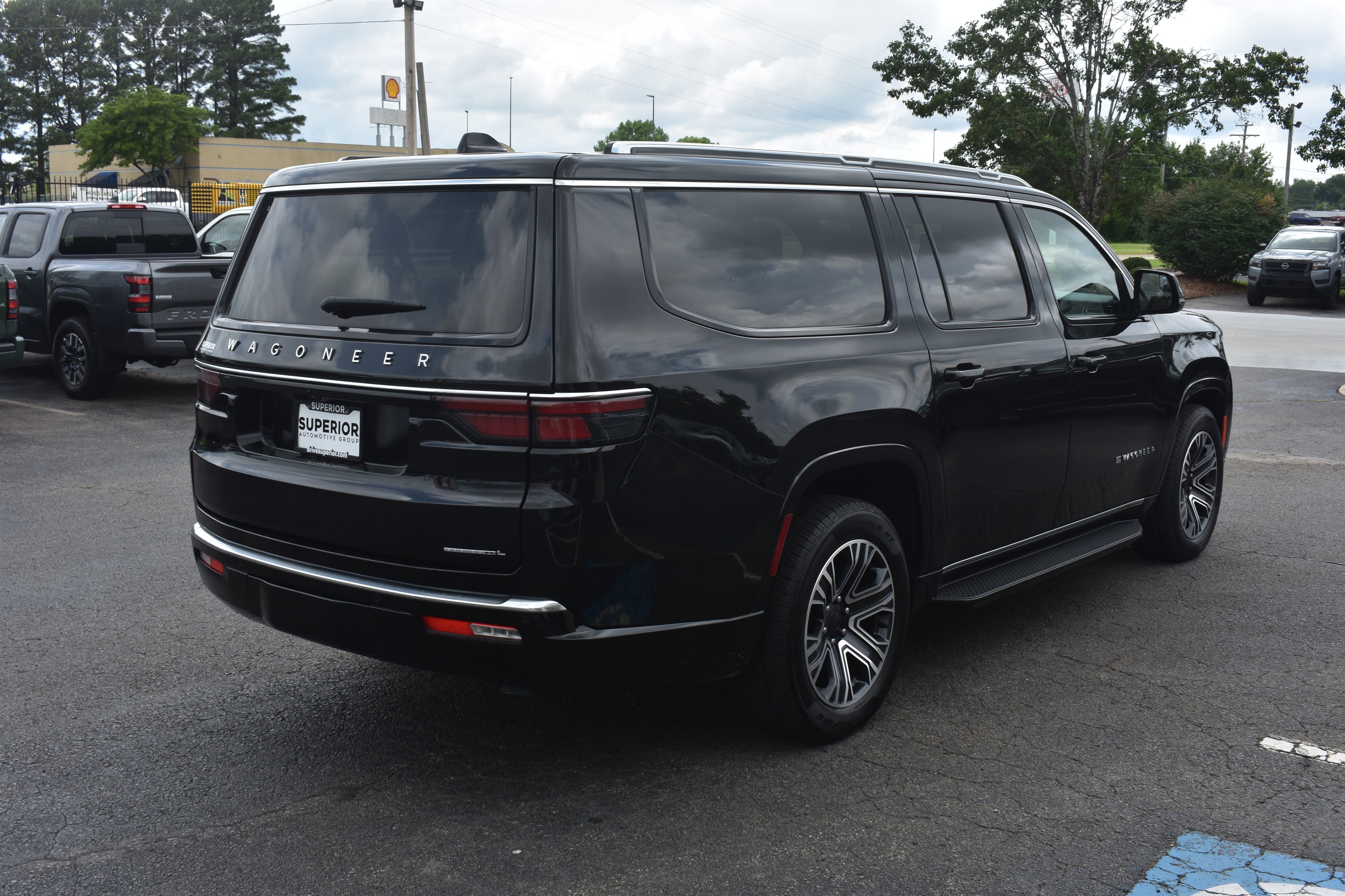 Used 2023 Diamond Black Crystal Pearlcoat Jeep Series II image 5