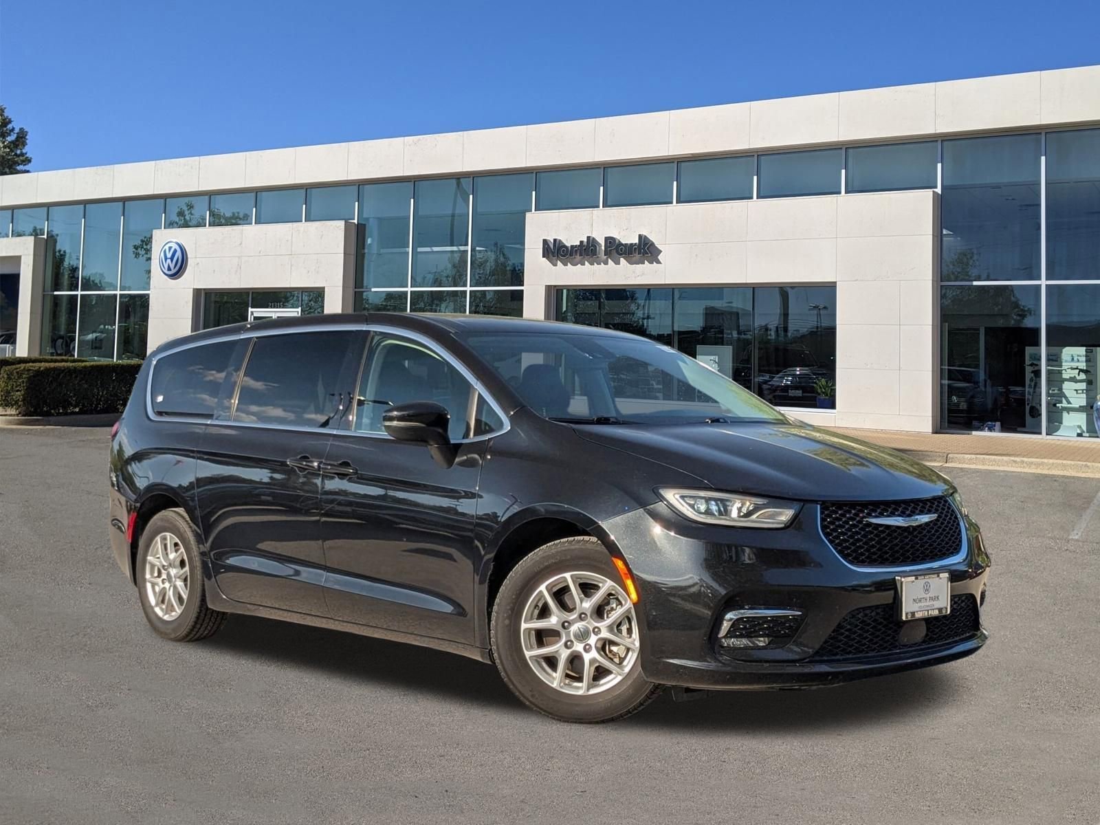 2023 Chrysler Pacifica Touring L's photo