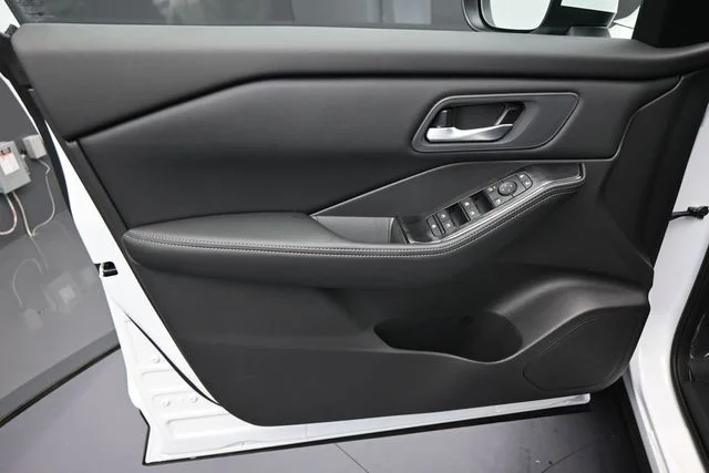 New 2026 Everest White Pearl TriCoat Nissan SV image 9