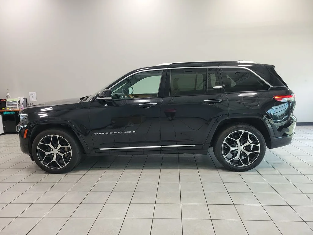 Used 2023 Black Jeep Summit Reserve image 11