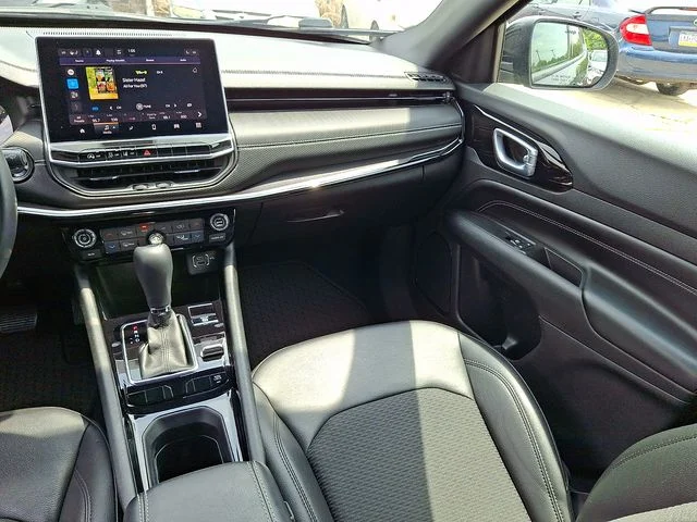 Used 2022 Black Jeep Latitude image 16